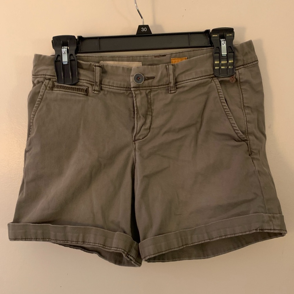 Olive green Anthropologie shorts (hyphen fit) 💫